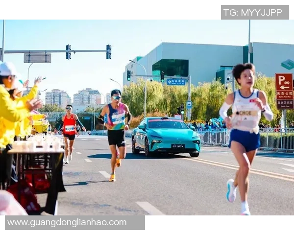 深圳城市马拉松点评：极限运动队默契配合展现团队精神与竞技魅力